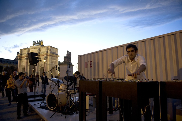 Tarek Atoui, I/E, Performance, Place du Carrousel du Louvre, Paris (FIAC 2013).