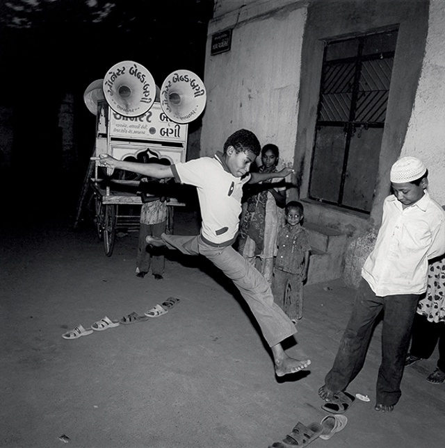Ketaki Sheth, Street game and Honest Buggy Band, Bhavnagar, 2007.