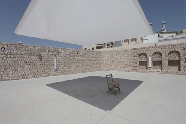 Cevdet Erek, Courtyard Ornamentation with 4 Sounding Dots and a Shade, 2013.