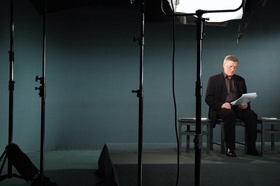 Set photo, Hamburger Lektionen (Hamburg Lectures), a film by Romuald Karmakar, Germany 2006. We see actor Manfred Zapatka rehearsing in the studio set.