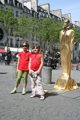 Fayçal Baghriche, Philippe, 2008, plastic mannequin, golden lycra fabric, mask, 210 x 50 x 25 cm. Courtesy of the artist.