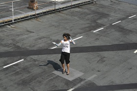 Nevin Aladag, Raise the Roof, 2007, performance.