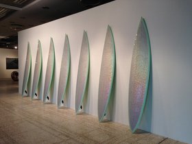 John Armleder, OPAR 7, 2007, surfboard model big-wave gun resin, polyurethane foam, paint, fabric 500 x 20 x h 264 cm.