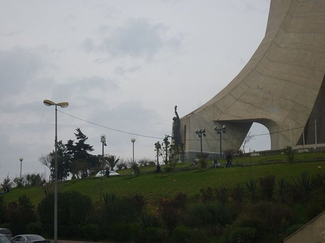 Statue of a 'moudjahid', or liberation fighter, at the foot of Maqam El Chahid.