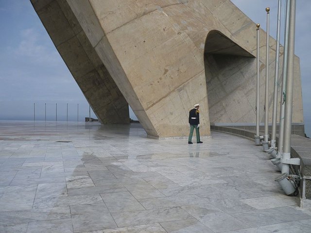 The guarded terrace under Maqam El Chahid.