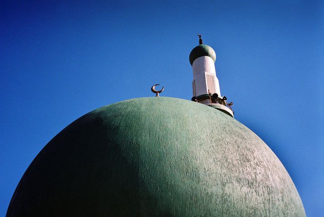 The mosque, March, 2005, August 2006, and April 2008, Ali al-Ali.