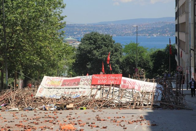 İnönü Street: Barricade with a view, named after Abdullah Cömert, first loss of the resistance.