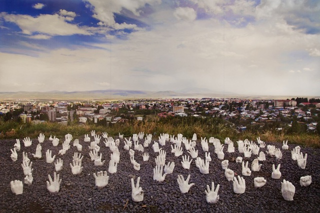 Wouter Osterholt & Elke Uitentuis, Monument to Humanity – Helping Hands, 2011/2013.