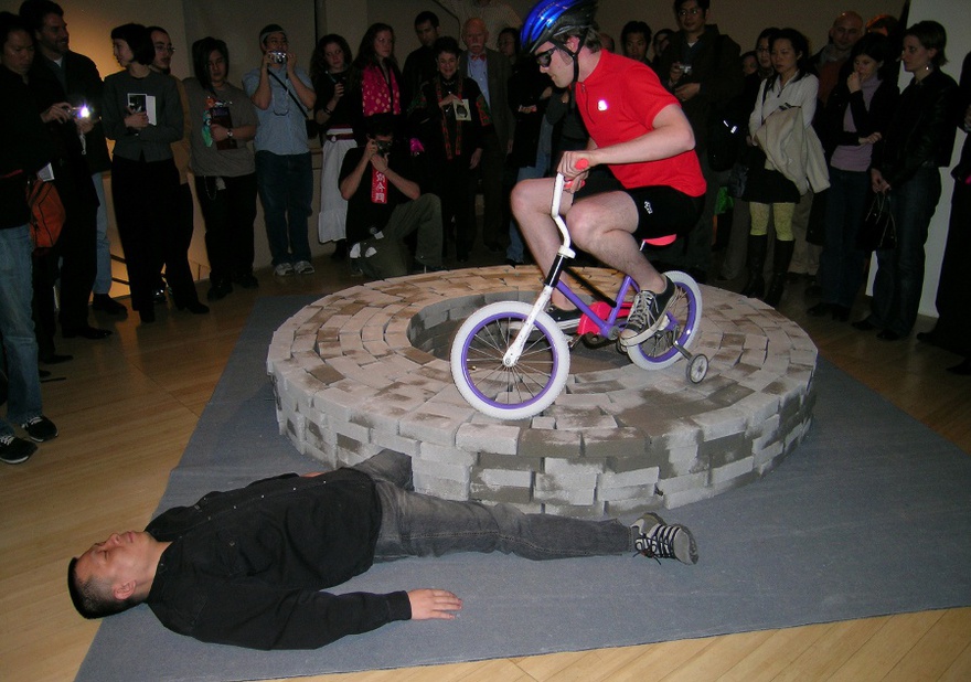 Lin Yilin, A Kind of Machine Called “Liberation”, 2003. Performance, 10 mins.