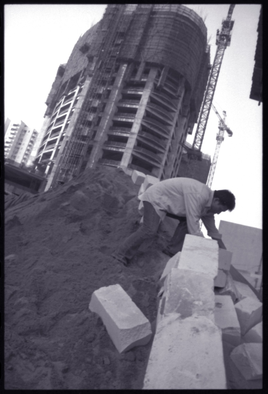 Lin Yilin, Sand Dune, 1997. Performance, 30 mins.