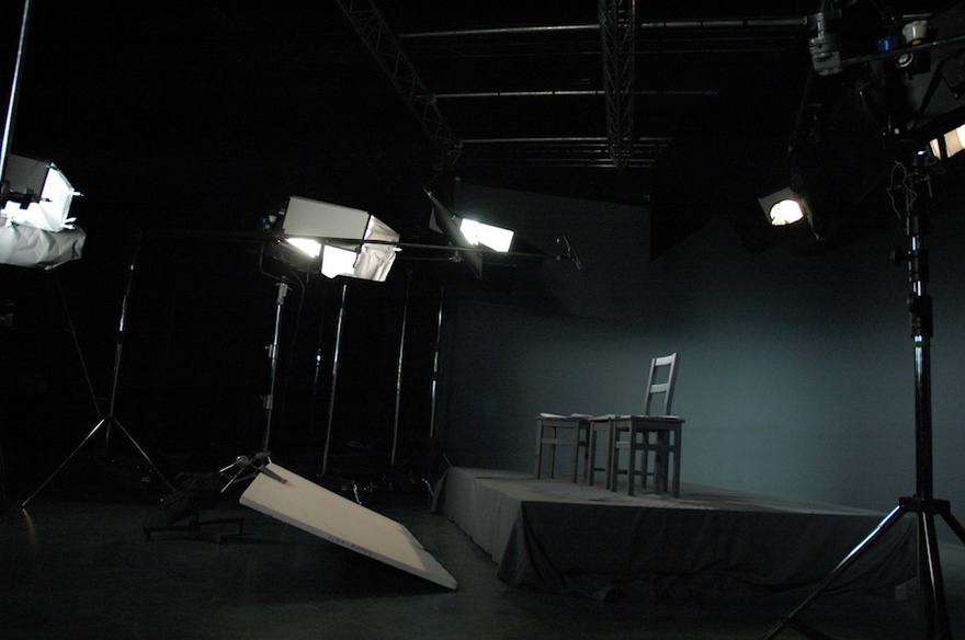 Set photo, Hamburger Lektionen (Hamburg Lectures), a film by Romuald Karmakar, Germany 2006. We see the studio set. 