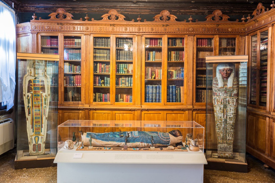Hera Büyüktaşcıyan, The Keepers, 2015. 12 casted hands in wax and bronze, 19 x 9 cm. Installation view, Mekhitarist Monastery of San Lazzaro degli Armeni, Venice.