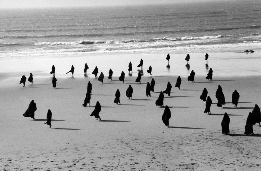 Shirin Neshat, Rapture Series, 1999. Colour photograph.