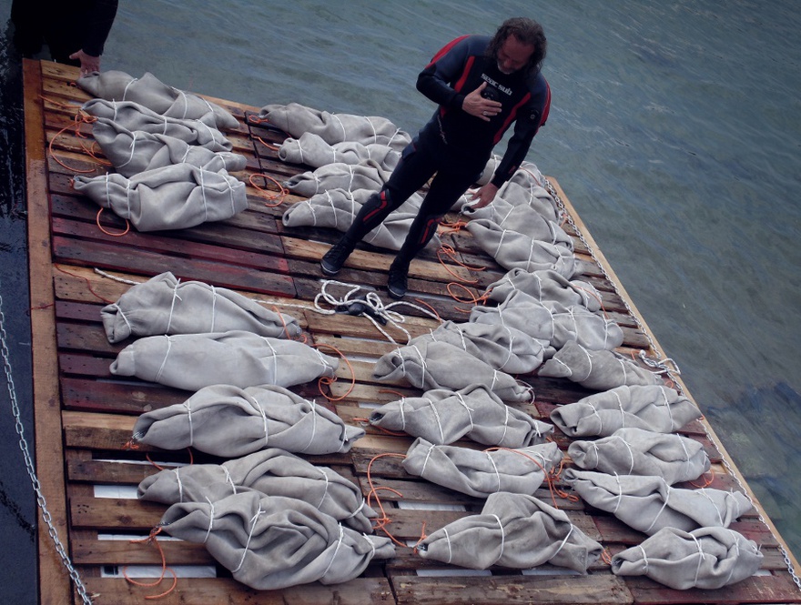 Diver Domenico Gallelli on the raft with the sculptures.