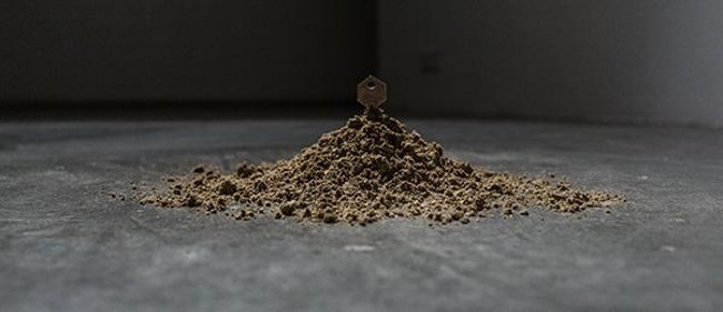 Stephanie Saade, Artificial Nostalgia, 2016, key, sand from Dubai, diameter: 25 cm, height: 10 cm.